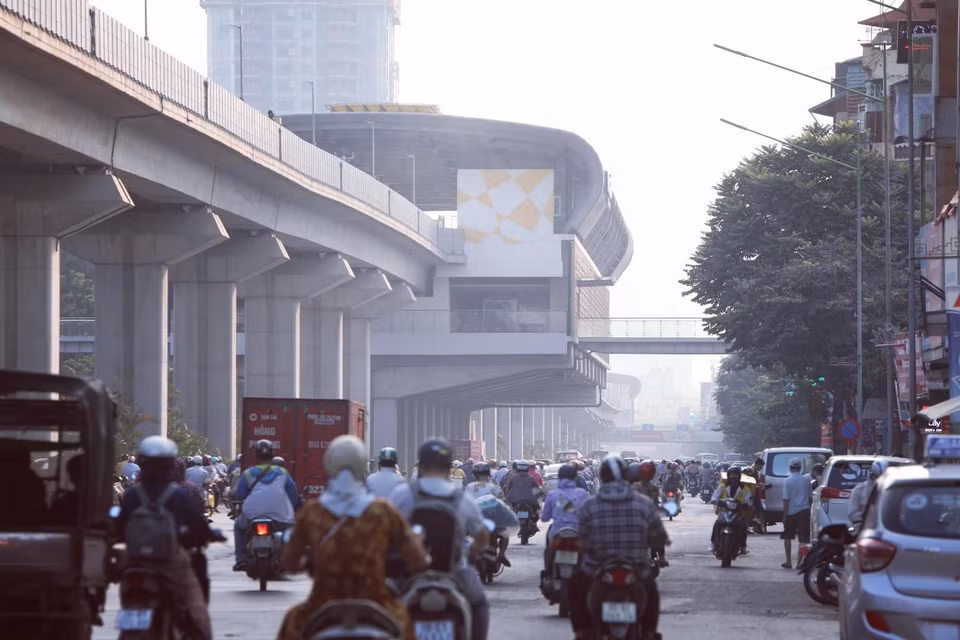 Hà Nội đang trải qua đợt ô nhiễm không khí kéo dài, kể từ 13/9 tới nay. Mật độ các phương tiện tham gia giao thông lớn phát sinh bụi gây ô nhiễm không khí. (Ảnh: Thành Đạt/TTXVN)