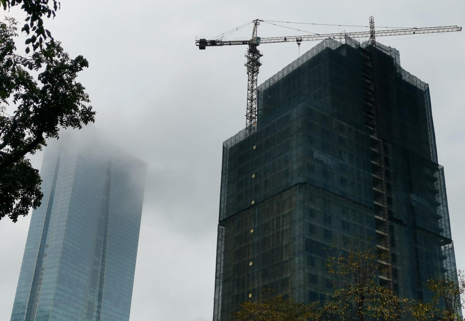 Các công trình đang xây dựng phát sinh bụi. Mắt thường cũng không nhìn thấy nóc của Tòa nhà Lotte trên đường Đào Tấn, Liễu Giai. (Ảnh: Thành Đạt/TTXVN)