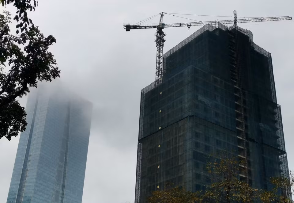 Các công trình đang xây dựng phát sinh bụi. Mắt thường cũng không nhìn thấy nóc của Tòa nhà Lotte trên đường Đào Tấn, Liễu Giai. (Ảnh: Thành Đạt/TTXVN)