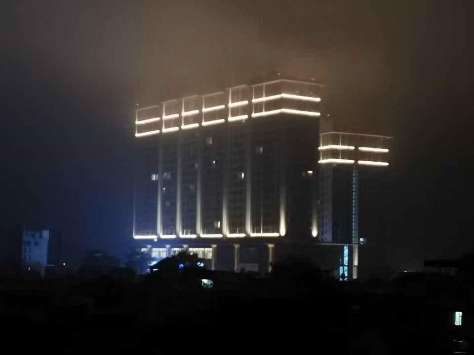 Thành phố đang trong quá trình đô thị hóa, các công trình đang xây dựng phát sinh bụi gây ô nhiễm không khí. (Ảnh: Thành Đạt/TTXVN)