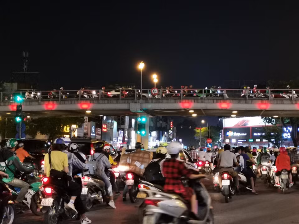 Mật độ các phương tiện tham gia giao thông lớn phát sinh bụi gây ô nhiễm không khí. (Ảnh: Thành Đạt/TTXVN)