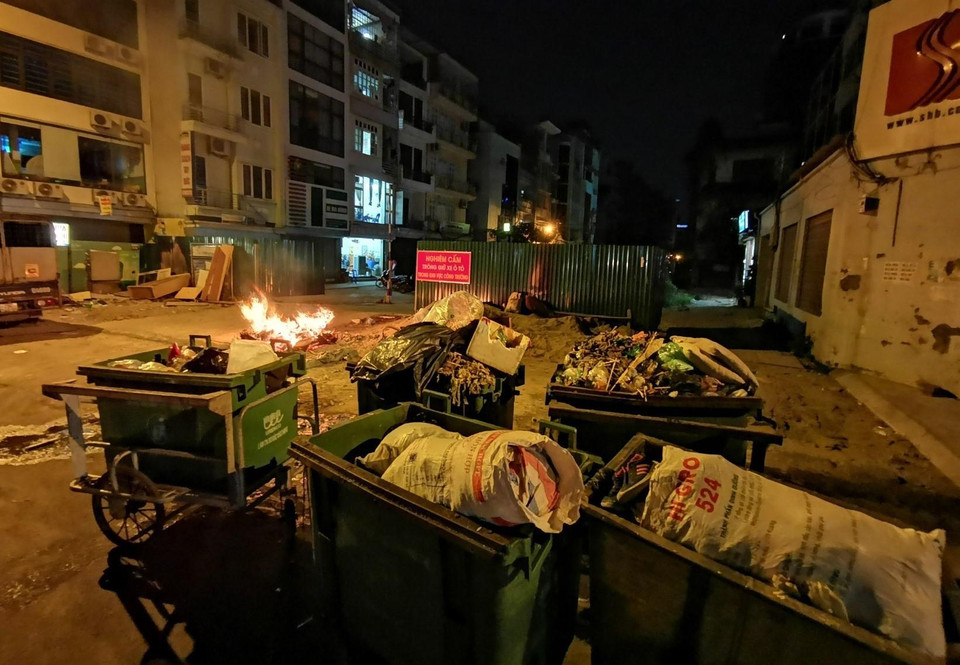  Tình trạng đốt rác trộm buổi đêm tại một số tuyến phố nội thành cũng là tác nhân gây ô nhiễm không khí. (Ảnh: Thành Đạt/TTXVN)