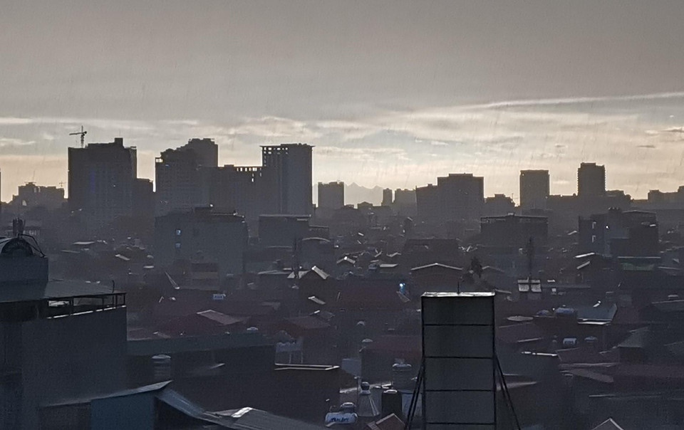 Tổ chức Air Visual đưa thành phố Hà Nội vào Bảng xếp hạng 10 thành phố có chất lượng không khí xấu nhất thế giới và xếp hạng Hà Nội là thành phố ô nhiễm không khí nhất thế giới (chỉ số AQI luôn trên 200 - mức xấu). (Ảnh: Thành Đạt/TTXVN)