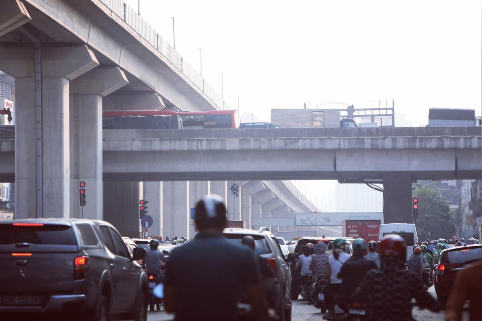 Mật độ các phương tiện tham gia giao thông lớn phát sinh bụi gây ô nhiễm không khí. (Ảnh: Thành Đạt/TTXVN)