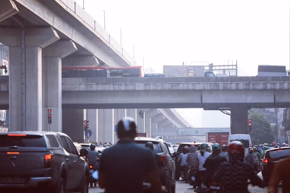 Mật độ các phương tiện tham gia giao thông lớn phát sinh bụi gây ô nhiễm không khí. (Ảnh: Thành Đạt/TTXVN)
