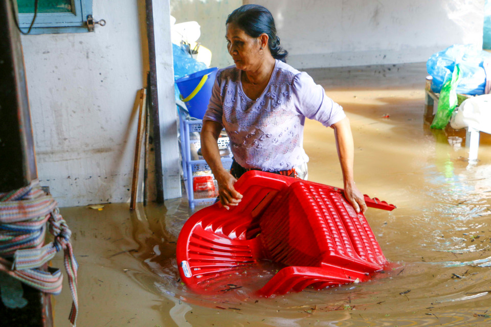Người dân Cồn Khương, phường Cái Khế, quận Ninh Kiều di dời đồ đạc bị ngập do triều cường. (Ảnh: Thanh Liêm/TTXVN)