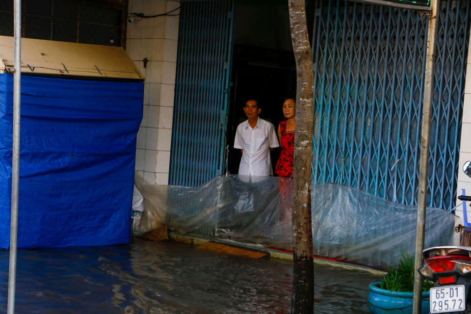 Nước ngập sâu trên đường Mậu Thân, quận Ninh Kiều khiến việc sinh hoạt, mua bán của người dân bị ảnh hưởng. (Ảnh: Thanh Liêm/TTXVN)