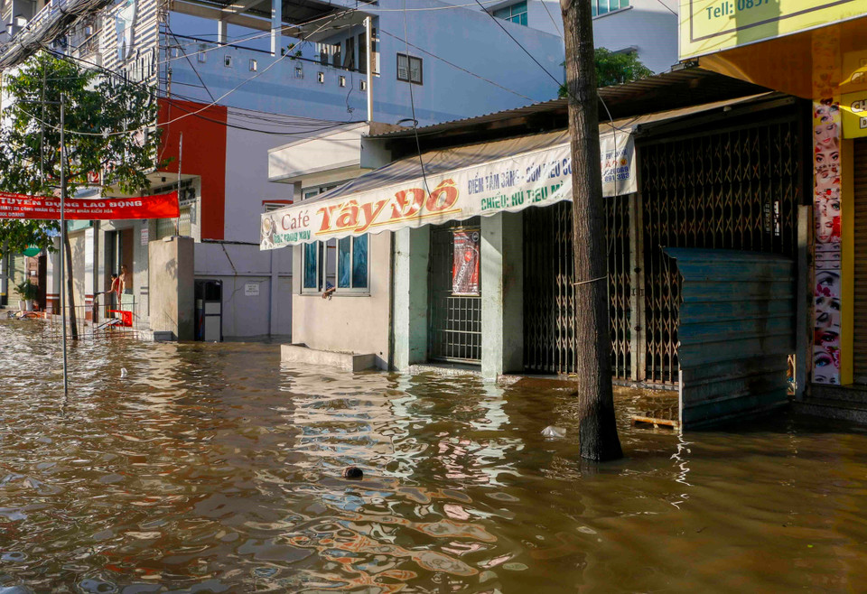 Nhiều cửa hàng trên đường Mậu Thân, quận Ninh Kiều đóng cửa sáng 29/9 do triều cường. (Ảnh: Thanh Liêm/TTXVN)