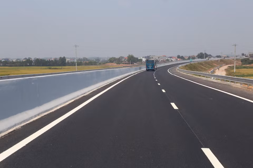 Tuyến đường cao tốc Bắc Giang-Lạng Sơn, đoạn tuyến Bắc Giang-Chi Lăng mới được hoàn thành. (Ảnh: Minh Quyết/TTXVN)