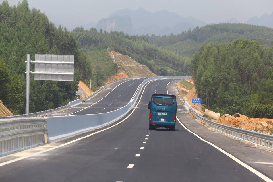 Tuyến đường cao tốc Bắc Giang-Lạng Sơn, đoạn tuyến Bắc Giang-Chi Lăng mới được hoàn thành. (Ảnh: Minh Quyết/TTXVN)