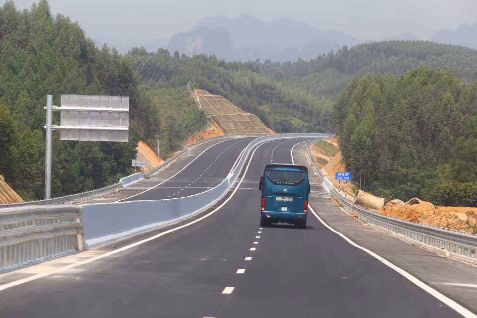 Tuyến đường cao tốc Bắc Giang-Lạng Sơn, đoạn tuyến Bắc Giang-Chi Lăng mới được hoàn thành. (Ảnh: Minh Quyết/TTXVN)