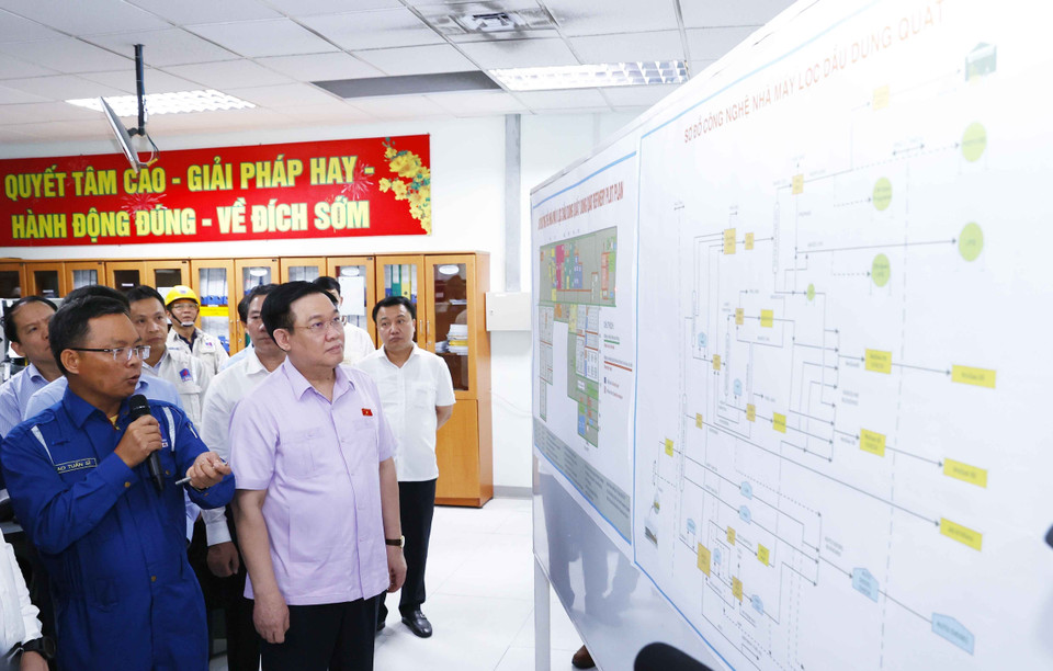 Chủ tịch Quốc hội Vương Đình Huệ nghe giới thiệu về Công nghệ của Nhà máy lọc dầu Dung Quất tại Phòng điều khiển trung tâm. (Ảnh: Doãn Tấn/TTXVN)