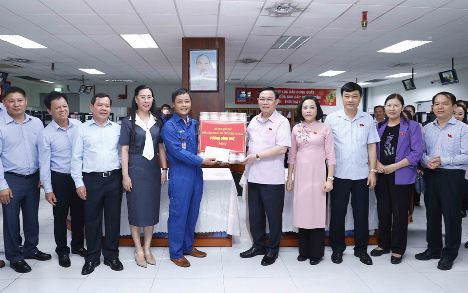 Chủ tịch Quốc hội Vương Đình Huệ tặng quà cán bộ, kỹ sư, người lao động tại Công ty cổ phần lọc hóa dầu Bình Sơn. (Ảnh: Doãn Tấn/TTXVN)