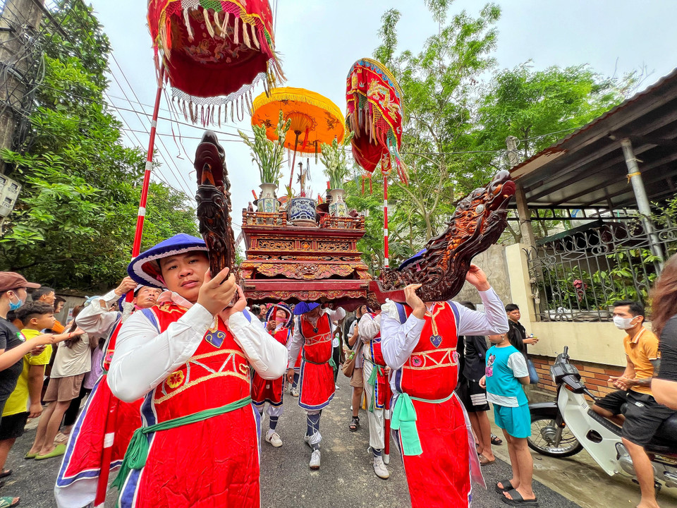 Kiệu văn do các trung nam được tuyển chọn từ các thanh niên khỏe mạnh, diện trang phục truyền thống rước. (Ảnh: Mai Mai/Vietnam+)
