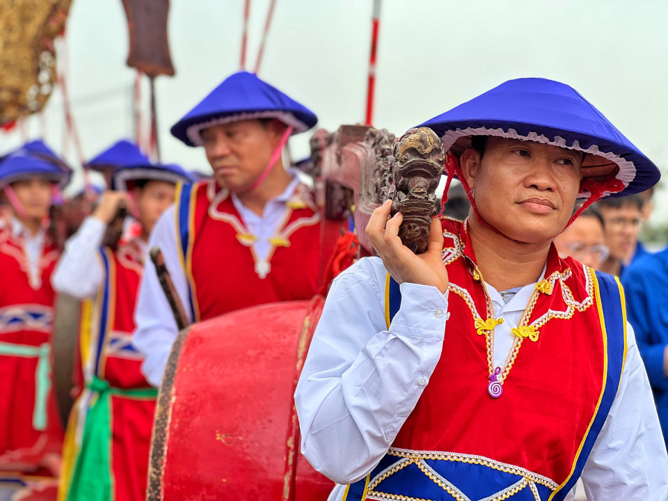 Các trung nam cho biết được chọn tham gia đội rước kiệu là niềm vinh dự cho hông chỉ họ mà cho cả gia đình. (Ảnh: Mai Mai/Vietnam+)