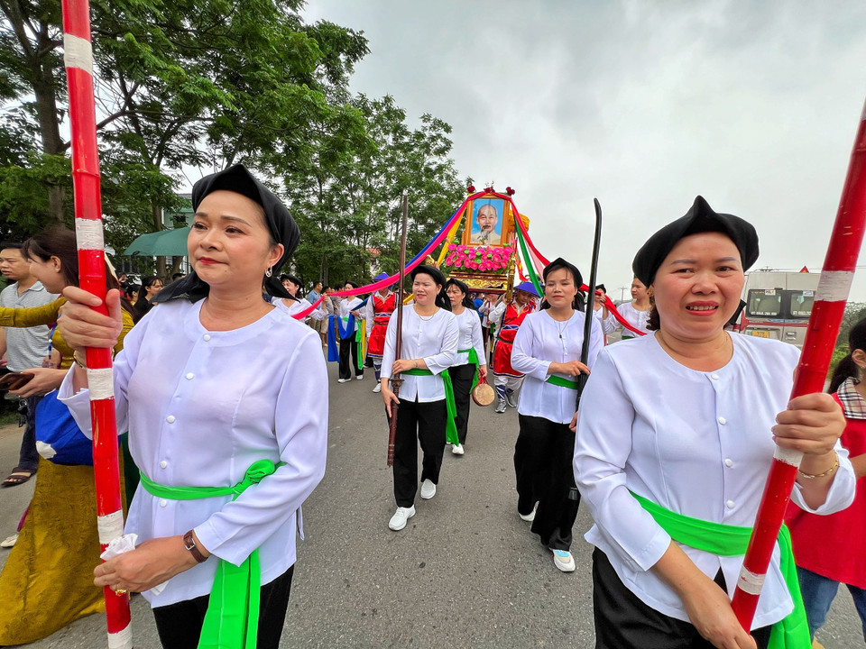 17 trung nữ tham gia rước kiệu văn có ảnh Bác cùng đồ khí tự. (Ảnh: Mai Mai/Vietnam+)