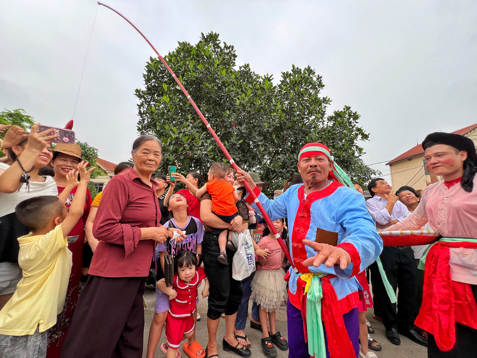 Tái hiện tích Lão Vọng câu cá của hội làng. (Ảnh: Mai Mai/Vietnam+)
