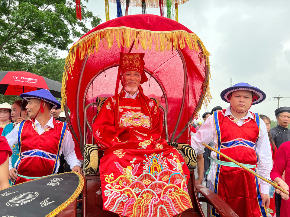 Chủ tế được lựa chọn của lễ hội làng phải hội đủ tiêu chuẩn song toàn mọi mặt về gia đình, kinh tế, truyền thống gia đạo... (Ảnh: Mai Mai/Vietnam+)