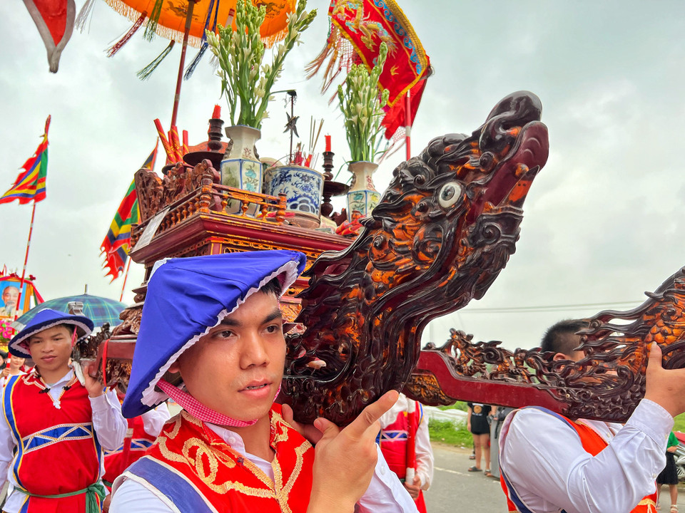 Đường rước kiệu đi từ sân Đình, vòng lên xóm Ngà, lên đê qua xóm Tứ, qua xóm Đông, vào xóm Văn Tiến, sang xóm Đoàn Kết, về xóm Xung, qua xóm Rẽ, sang xóm Thanh Rồng, sang xóm Tân Tiến, ra ngã ba bờ vàng, về xóm Xi và về lại Đình. (Ảnh: Mai Mai/Vietnam+)