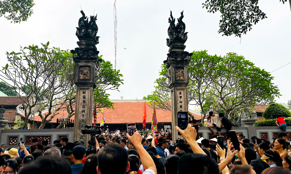 Lễ hội truyền thống đình Hùng Lô (xã Hùng Lô, thành phố Việt Trì, tỉnh Phú Thọ) gắn liền với tín ngưỡng thờ cúng Hùng Vương. Năm nay lễ hội diễn ra từ ngày 6-10/3 âm lịch, thu hút đông đảo người dân và du khách thập phương đến tham gia. (Ảnh: Linh Tâm/Vietnam+)