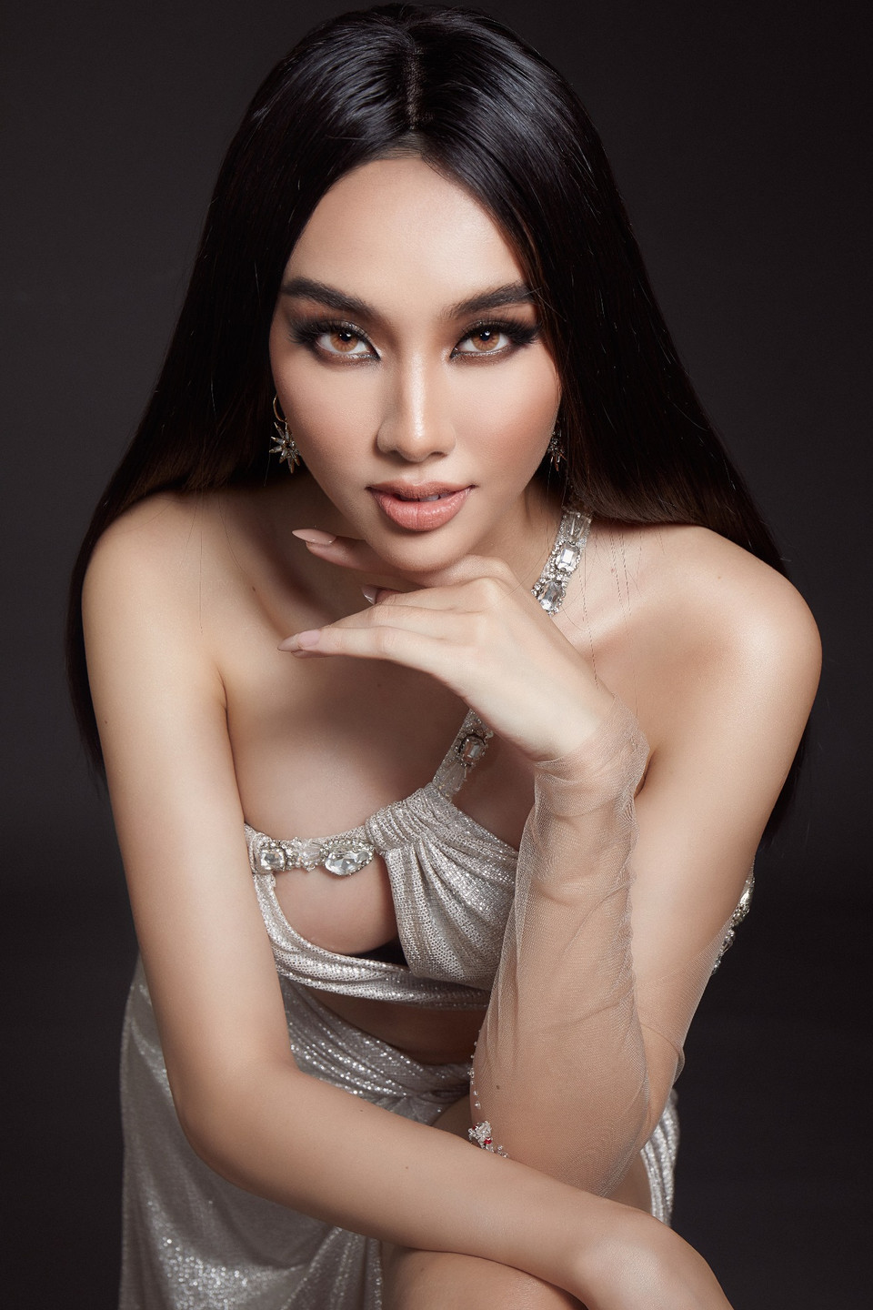 Bên cạnh đó, người đẹp cũng có kinh nghiệm từng tham gia cuộc thi Miss International 2018. Không những thế, cô nàng còn thể hiện khả năng ngoại ngữ đầy ấn tượng khi làm MC tại một số sự kiện lớn trong đó có thảm đỏ Bán kết, Chung kết Hoa hậu Việt Nam 2020. (Ảnh:Vietnam+)