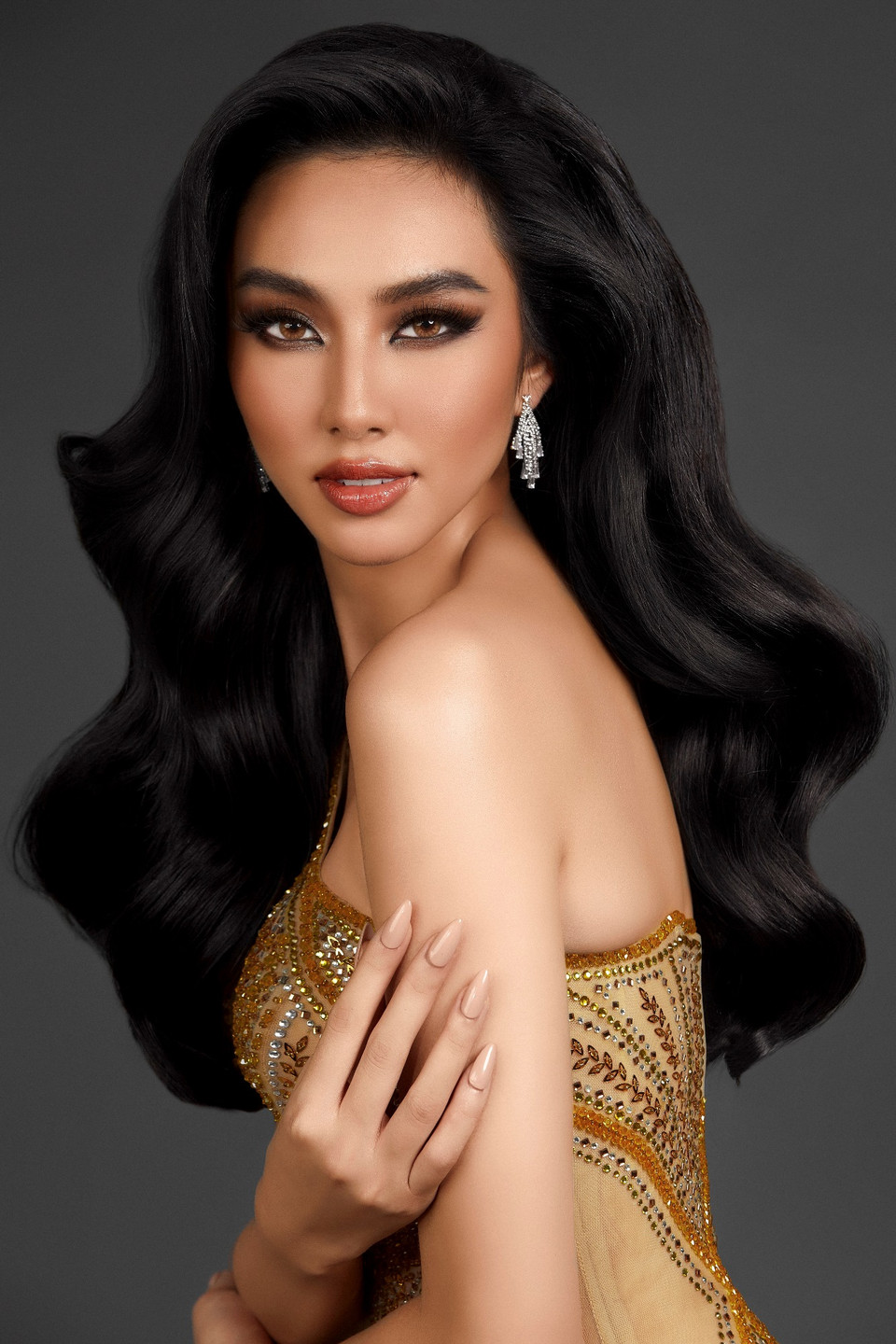 Chia sẻ về đại diện năm nay, ‘bà trùm Hoa hậu’ Phạm Kim Dung cho biết: ‘Chúng tôi tin tưởng vào những tố chất và sự cố gắng của em, chiếc vé lần này trao tay Tiên hứa gửi lại sự hài lòng, tự hào cho tất cả chúng ta. Hôm nay là một ngày đặc biệt với cô gái này, chào đón tuổi mới với một trách nhiệm mới. Mong rằng những điều may mắn và tốt đẹp nhất sẽ đến với em.’ (Ảnh:Vietnam+)