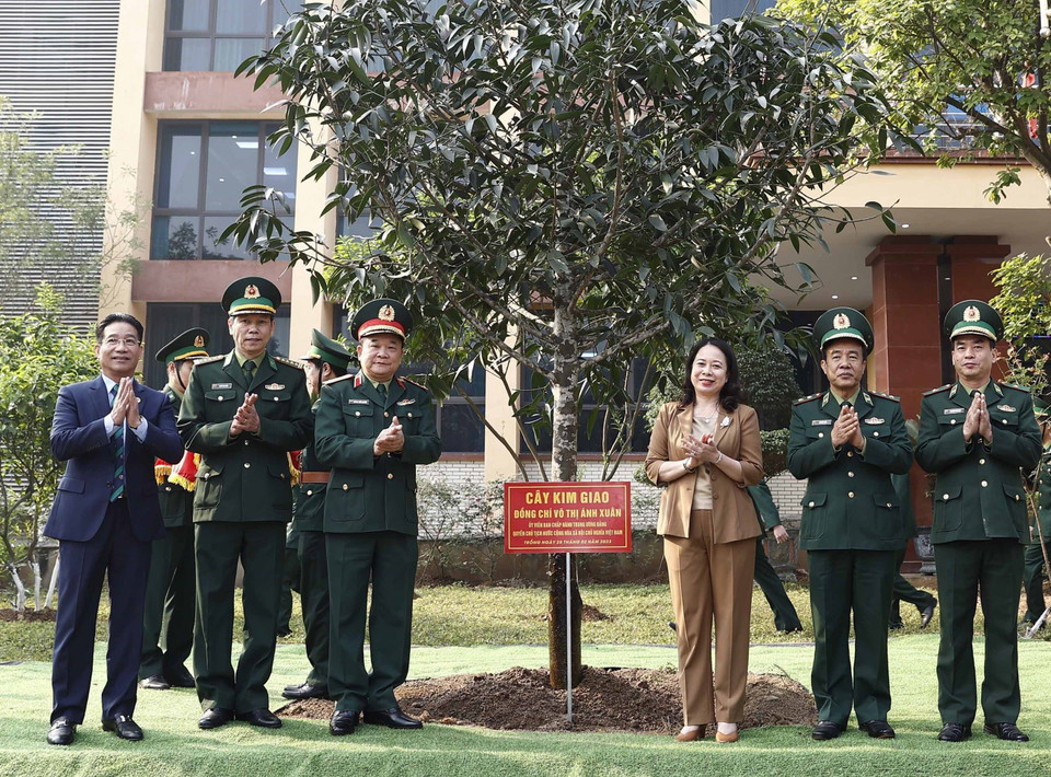 Quyền Chủ tịch nước Võ Thị Ánh Xuân trồng cây lưu niệm tại Học viện Biên phòng. (Ảnh: Thống Nhất/TTXVN)