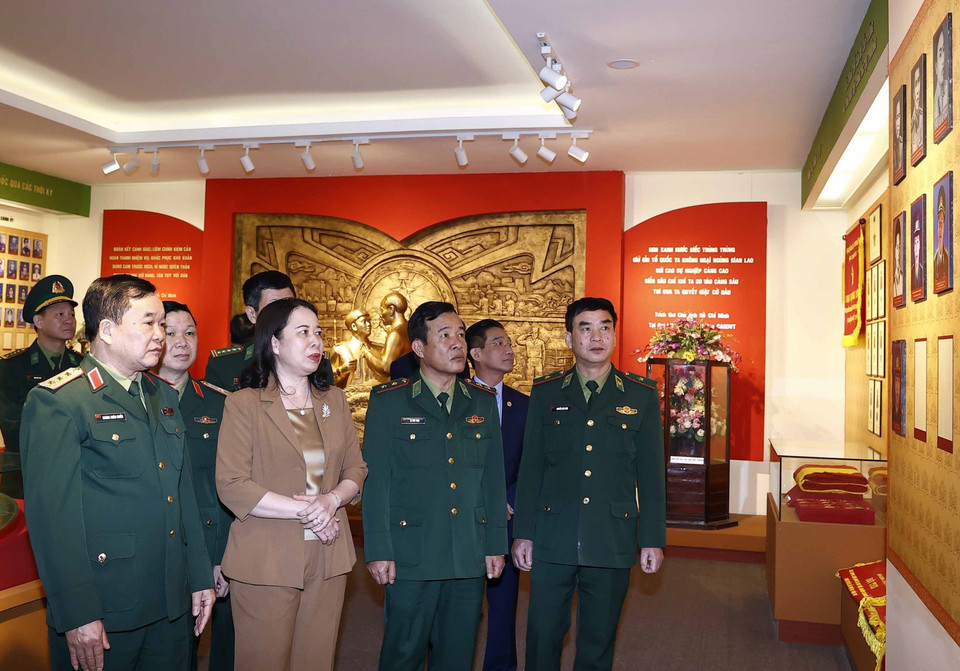 Quyền Chủ tịch nước Võ Thị Ánh Xuân tham quan Phòng truyền thống của Học viện Biên phòng. (Ảnh: Thống Nhất/TTXVN)