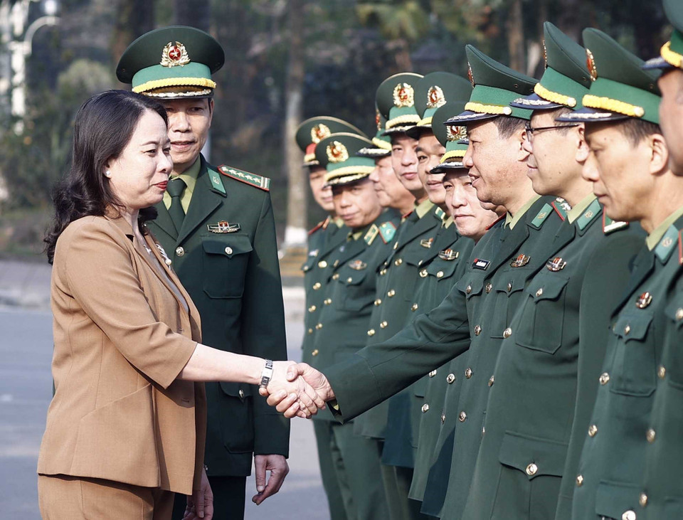Quyền Chủ tịch nước Võ Thị Ánh Xuân với lãnh đạo, sỹ quan chỉ huy Học viện Biên phòng. (Ảnh: Thống Nhất/TTXVN)