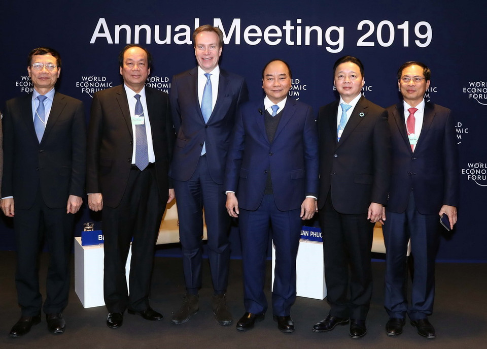  Thủ tướng Nguyễn Xuân Phúc, Chủ tịch WEF Borge Brende và các thành viên chính thức đoàn Việt Nam tham dự buổi đối thoại. (Ảnh: Thống Nhất/TTXVN)