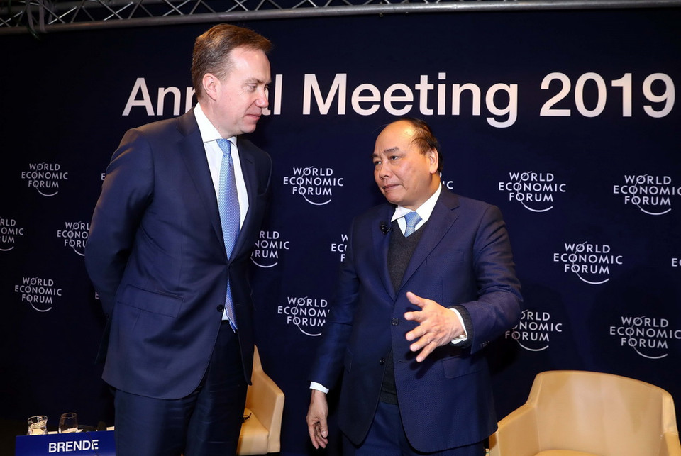 Thủ tướng Nguyễn Xuân Phúc và Chủ tịch WEF Borge Brende tại buổi đối thoại. (Ảnh: Thống Nhất/TTXVN)