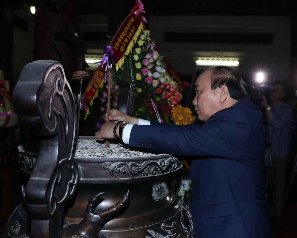 Thủ tướng Nguyễn Xuân Phúc đến dâng hương, dâng hoa tại phần mộ và nhà tưởng niệm các Anh hùng, liệt sỹ thanh niên xung phong tại Khu di tích lịch sử Truông Bồn. (Ảnh: Thống Nhất/TTXVN)