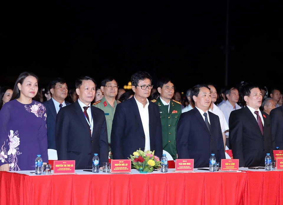 Các đại biểu thực hiện nghi thức chào cờ. (Ảnh: Thống Nhất/TTXVN)