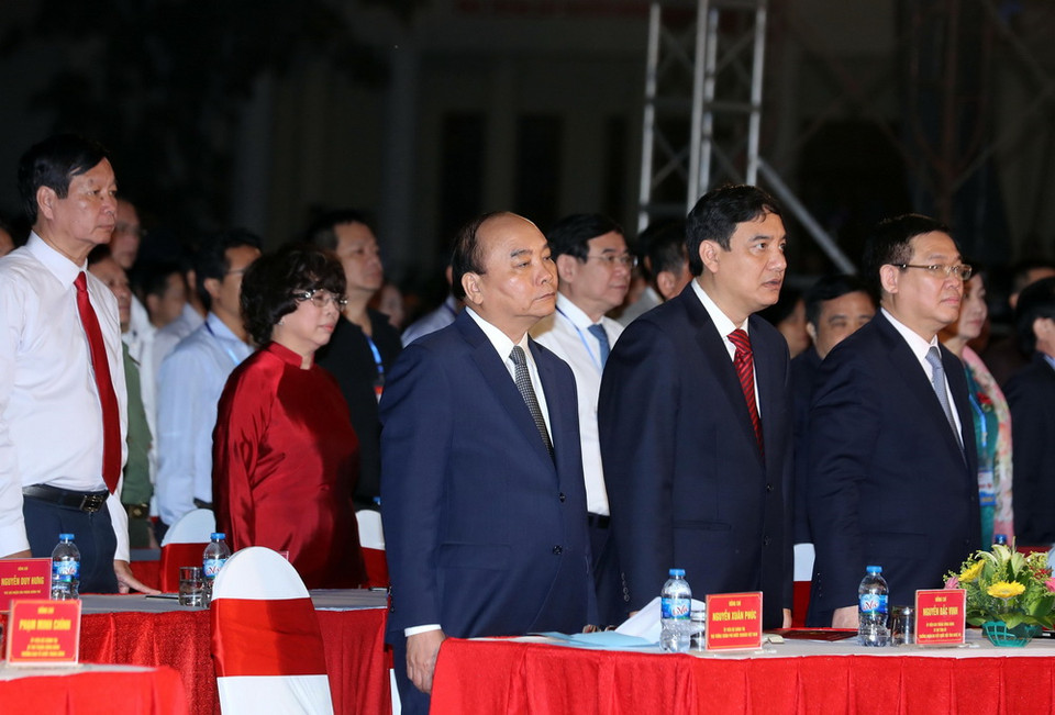 Thủ tướng Nguyễn Xuân Phúc và các đại biểu thực hiện nghi thức chào cờ tại Lễ kỷ niệm. (Ảnh: Thống Nhất/TTXVN)