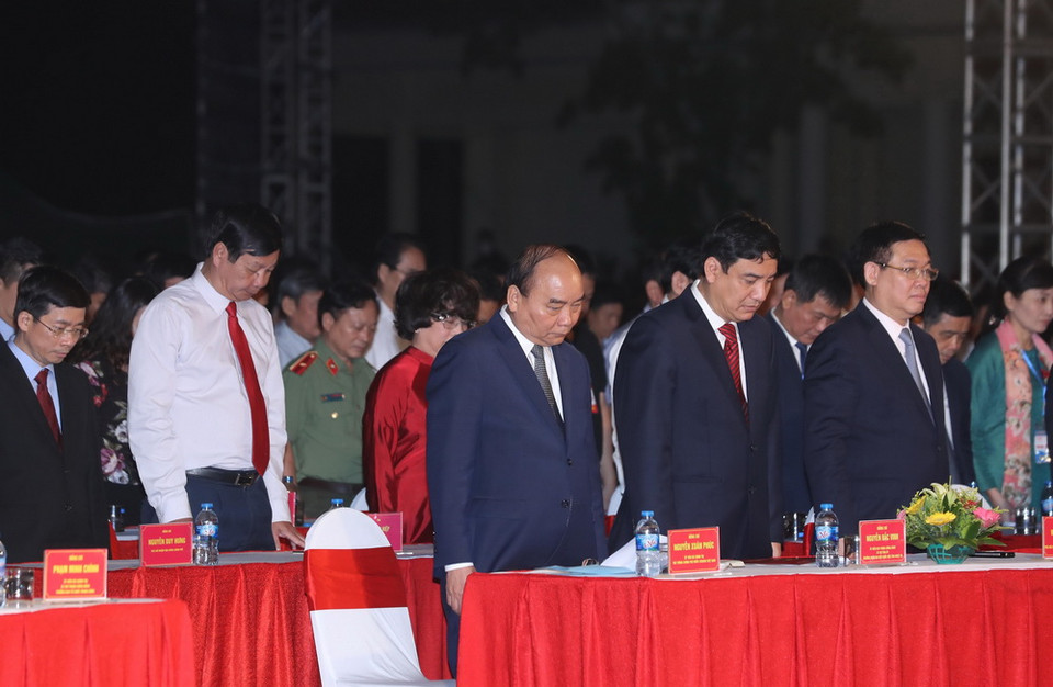 Thủ tướng Nguyễn Xuân Phúc và các đại biểu mặc niệm tưởng nhớ các Anh hùng liệt sỹ tại Lễ kỷ niệm. (Ảnh: Thống Nhất/TTXVN)