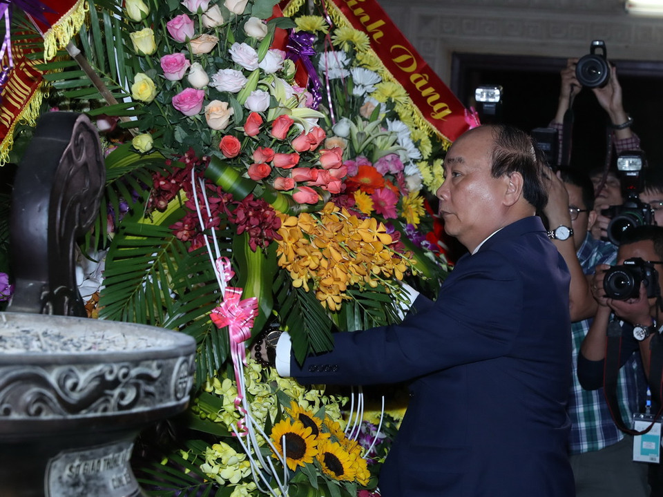 Thủ tướng Nguyễn Xuân Phúc đến dâng hương, dâng hoa tại phần mộ và nhà tưởng niệm các Anh hùng, liệt sỹ thanh niên xung phong tại Khu di tích lịch sử Truông Bồn. (Ảnh: Thống Nhất/TTXVN)