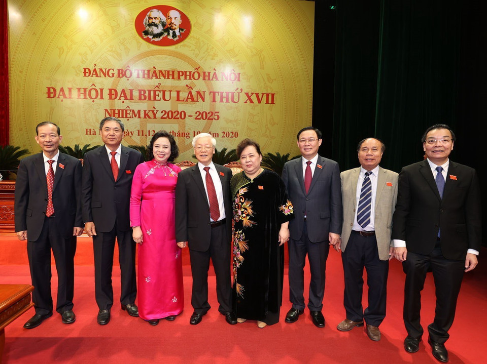 Tổng Bí thư, Chủ tịch nước Nguyễn Phú Trọng với các đại biểu thành phố Hà Nội dự Đại hội. (Ảnh: Trí Dũng/TTXVN)