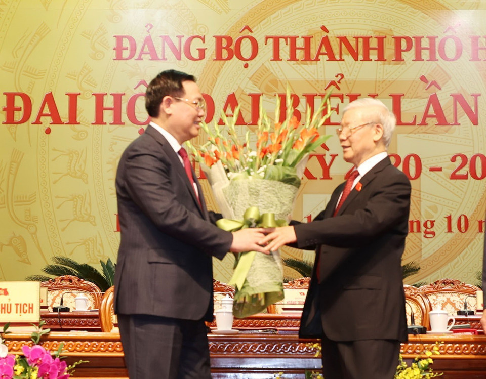 Ông Vương Đình Huệ, Ủy viên Bộ Chính trị, Bí thư Thành ủy Hà Nội tặng hoa chúc mừng Tổng Bí thư, Chủ tịch nước Nguyễn Phú Trọng. (Ảnh: Trí Dũng/TTXVN)