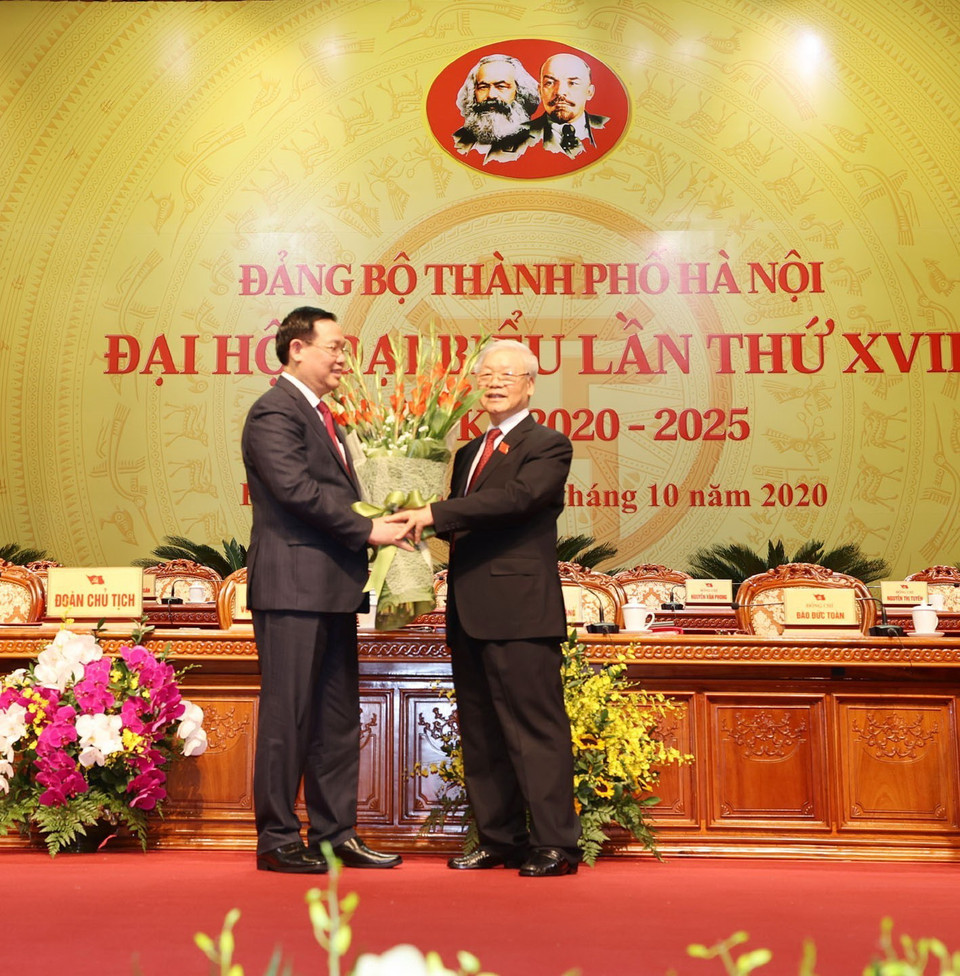 Ông Vương Đình Huệ, Ủy viên Bộ Chính trị, Bí thư Thành ủy Hà Nội tặng hoa chúc mừng Tổng Bí thư, Chủ tịch nước Nguyễn Phú Trọng. (Ảnh: Trí Dũng/TTXVN)