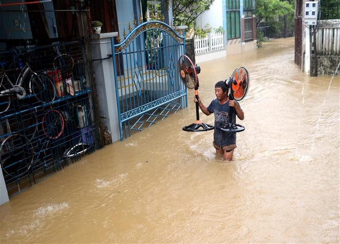 Người dân Quảng Ngãi di dời đồ đạc đến vị trí cao ráo để tránh lũ. (Ảnh: Lê Ngọc Phước/TTXVN)