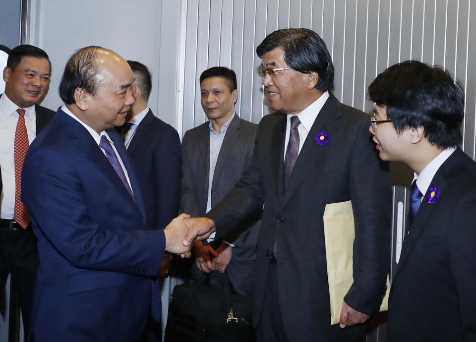 Đại diện Chính phủ Nhật Bản đón Thủ tướng Nguyễn Xuân Phúc tại sân bay quốc tế Narita, Tokyo. (Ảnh: Thống Nhất/TTXVN)