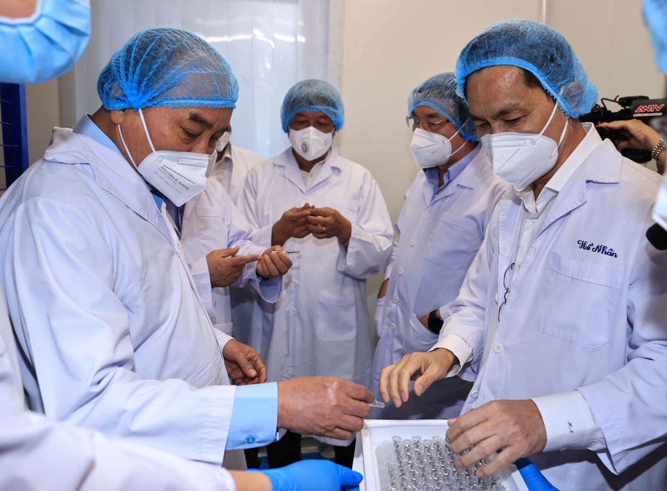 Chủ tịch nước Nguyễn Xuân Phúc thăm và làm việc tại Công ty cổ phần công nghệ sinh học dược Nanogen. (Ảnh: Thống Nhất/TTXVN)