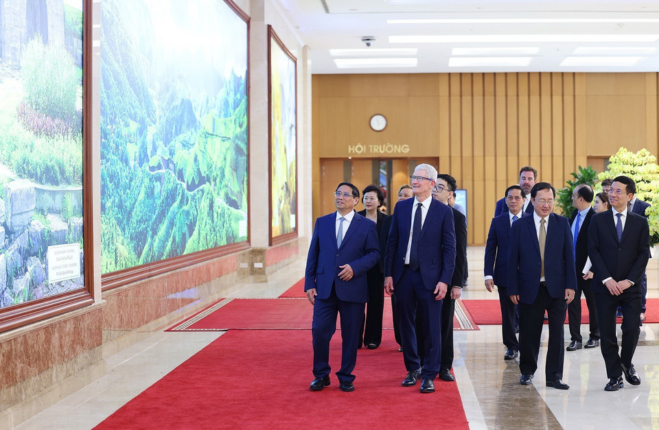 Thủ tướng Phạm Minh Chính và Giám đốc điều hành Tập đoàn Apple (Hoa Kỳ) Tim Cook tham quan Trụ sở Chính phủ. (Ảnh: Dương Giang/TTXVN)