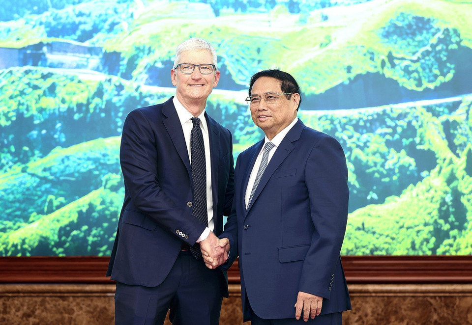 Thủ tướng Phạm Minh Chính và Giám đốc điều hành Tập đoàn Apple Tim Cook. (Ảnh: Dương Giang/TTXVN)