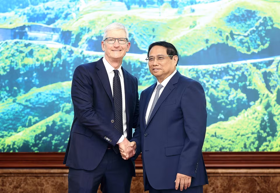 Thủ tướng Phạm Minh Chính và Giám đốc điều hành Tập đoàn Apple Tim Cook. (Ảnh: Dương Giang/TTXVN)