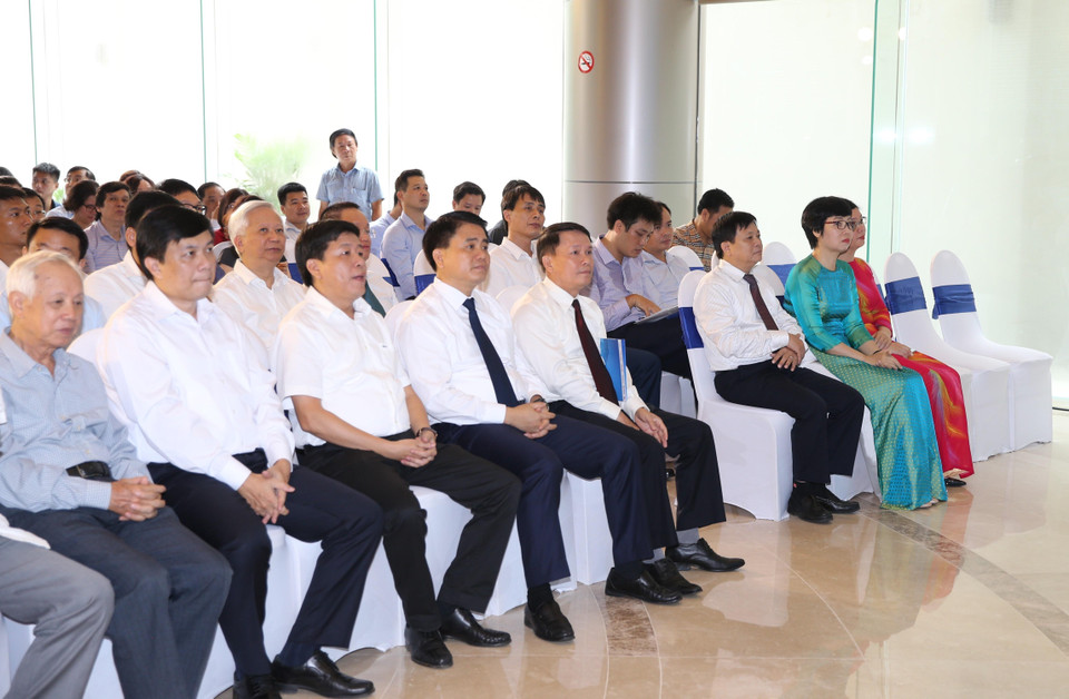 Chủ tịch Ủy ban Nhân dân thành phố Hà Nội Nguyễn Đức Chung cùng Tổng Giám đốc Thông tấn xã Việt Nam Nguyễn Đức Lợi và các đại biểu tham dự buổi lễ. (Ảnh: Dương Giang/TTXVN)