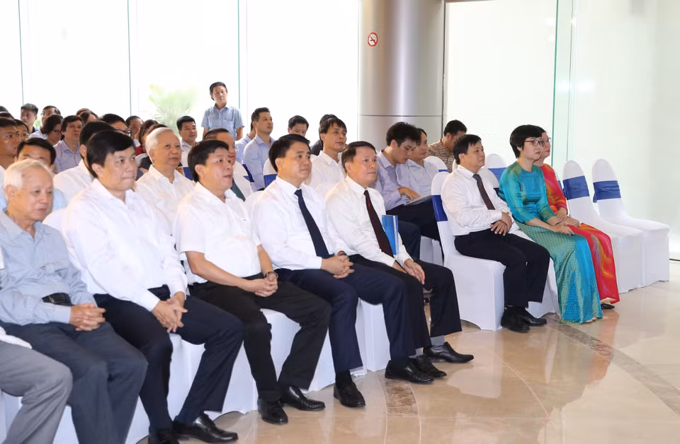 Chủ tịch Ủy ban Nhân dân thành phố Hà Nội Nguyễn Đức Chung cùng Tổng Giám đốc Thông tấn xã Việt Nam Nguyễn Đức Lợi và các đại biểu tham dự buổi lễ. (Ảnh: Dương Giang/TTXVN)