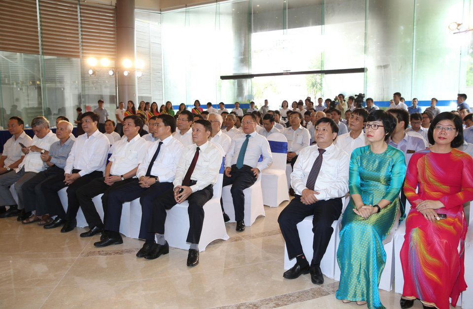 Chủ tịch Ủy ban Nhân dân thành phố Hà Nội Nguyễn Đức Chung cùng Tổng Giám đốc Thông tấn xã Việt Nam Nguyễn Đức Lợi và các đại biểu tham dự buổi lễ. (Ảnh: Dương Giang/TTXVN)