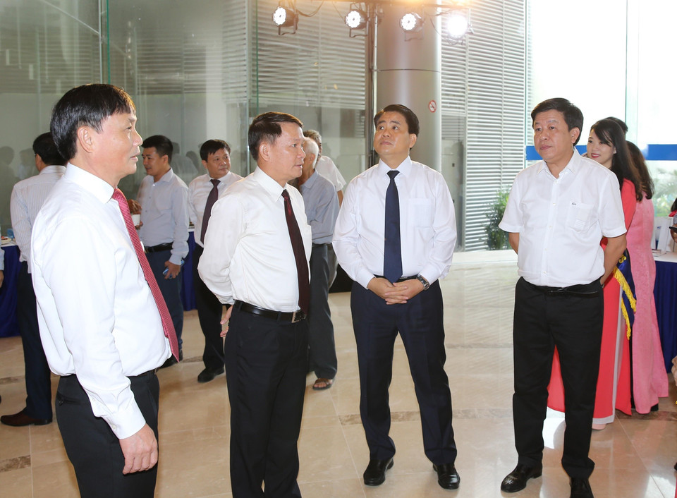 Chủ tịch Ủy ban Nhân dân thành phố Hà Nội Nguyễn Đức Chung và Tổng Giám đốc Thông tấn xã Việt Nam Nguyễn Đức Lợi cùng các đại biểu tham dự buổi lễ. (Ảnh: Dương Giang/TTXVN)