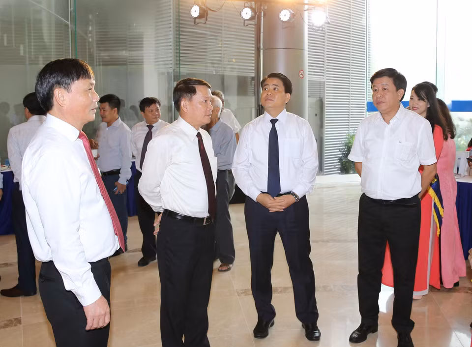 Chủ tịch Ủy ban Nhân dân thành phố Hà Nội Nguyễn Đức Chung và Tổng Giám đốc Thông tấn xã Việt Nam Nguyễn Đức Lợi cùng các đại biểu tham dự buổi lễ. (Ảnh: Dương Giang/TTXVN)